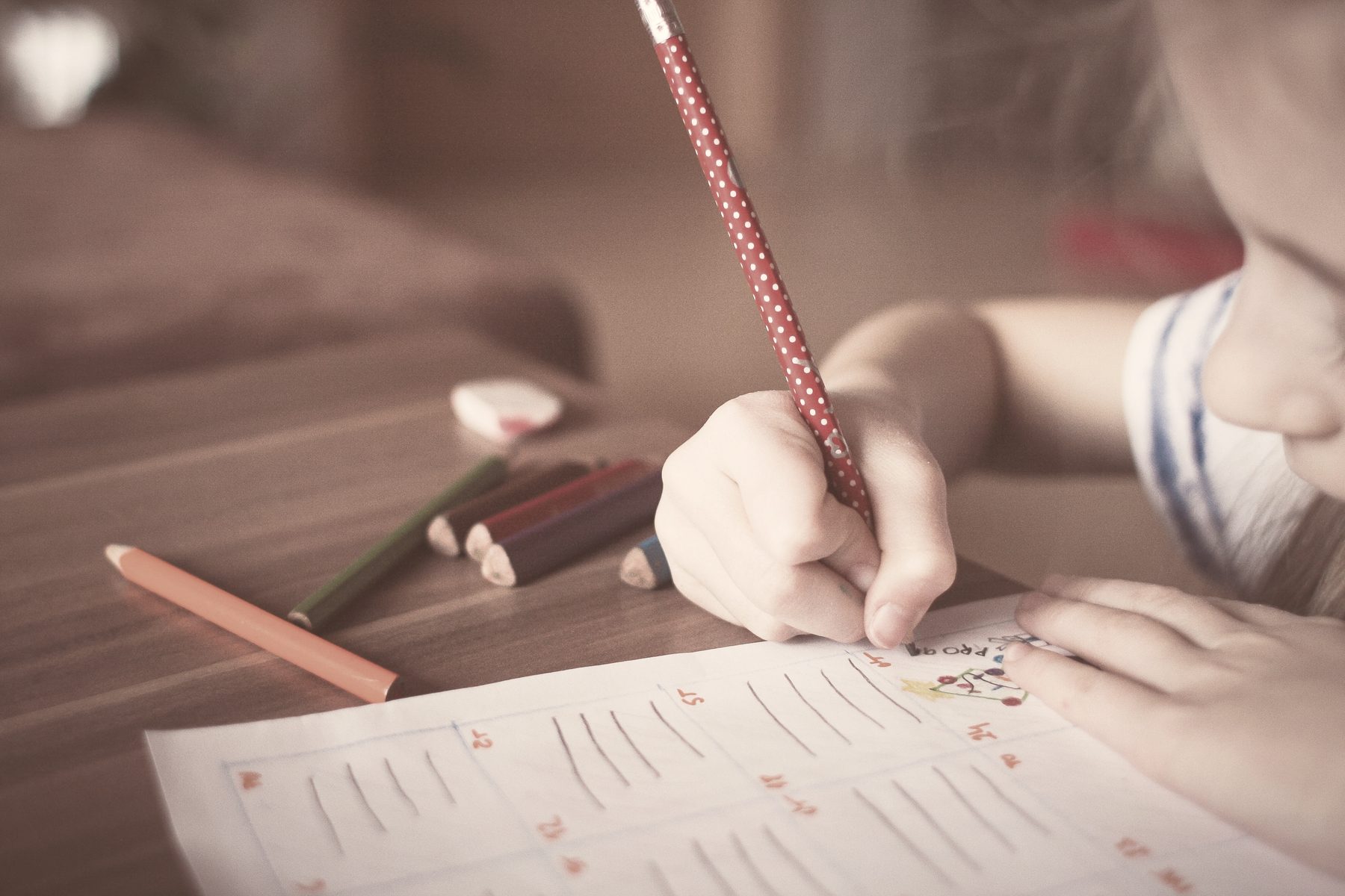 Mains d'enfant et crayons
